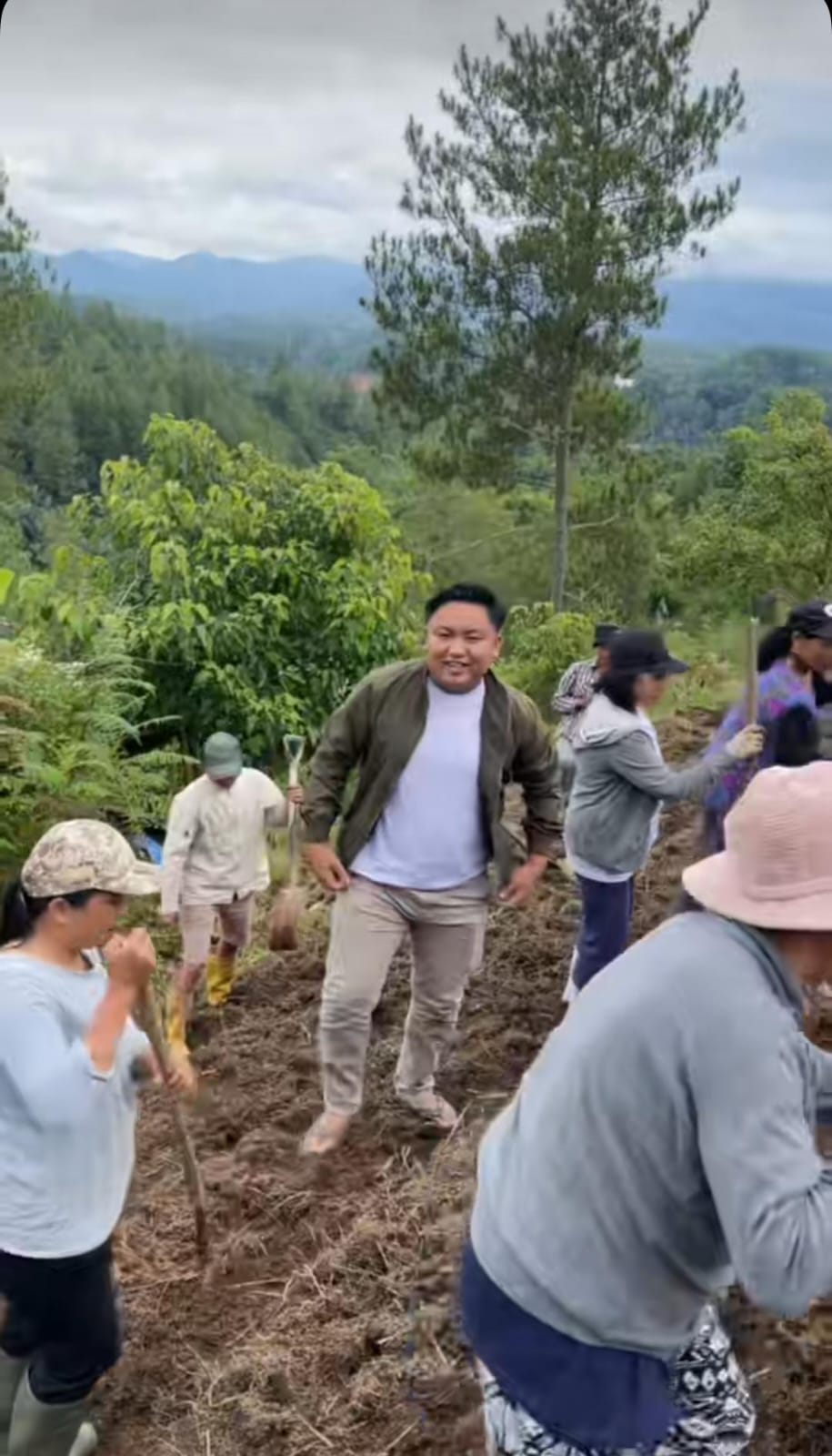 Reses Yehisker bersama warga di Mamasa Barat